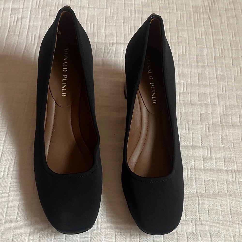 DONALD PLINER Black Rounded-Toe Women's Pumps